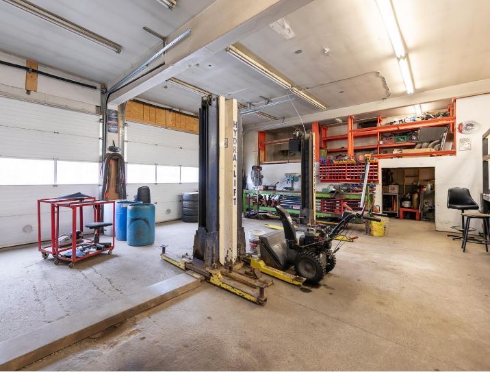 More Photos Of 871 Shepherd St E, Windsor Service For Sale