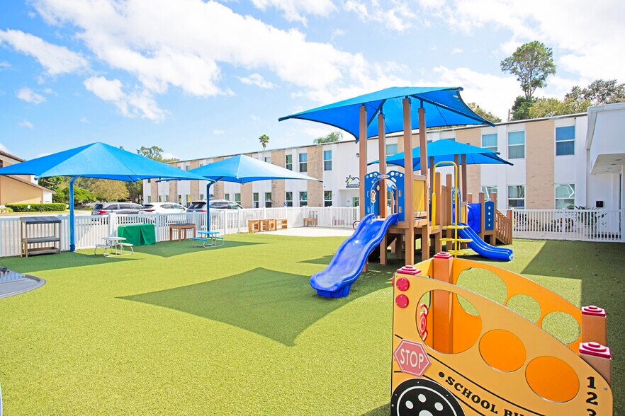 More Photos Of 2045 Drew St, Clearwater Schools For Lease