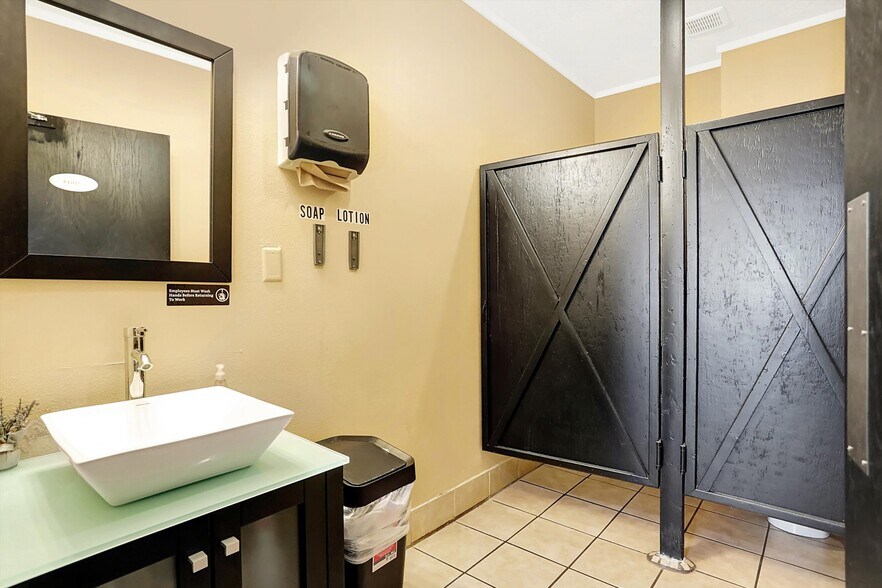 More Photos Of 2023 E Southeastern Ave, Indianapolis Restaurant For Sale