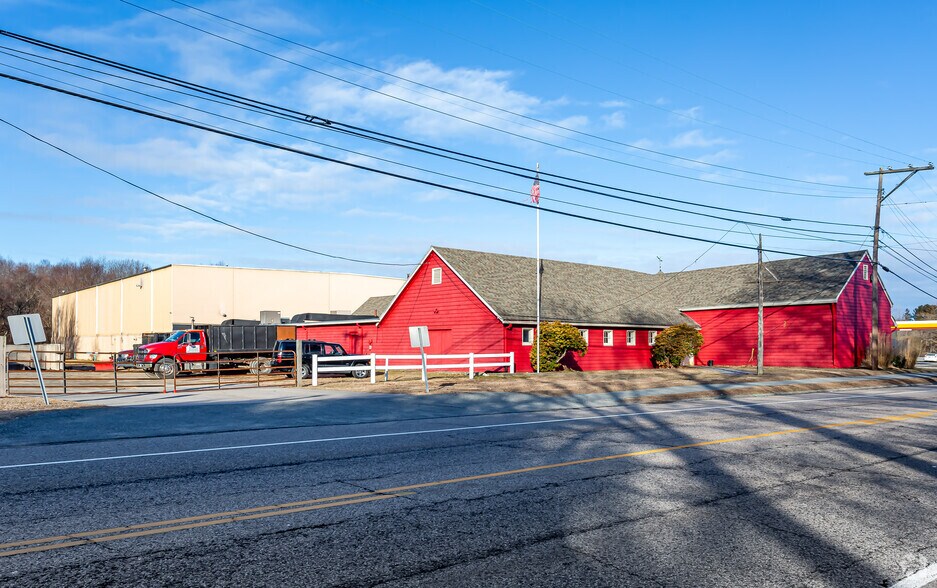 More Photos Of 47 Great Neck Rd, Waterford Warehouse For Lease