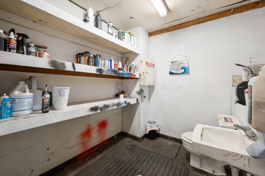 More Photos Of 3521 Franklin Blvd, Eugene Auto Dealership For Sale