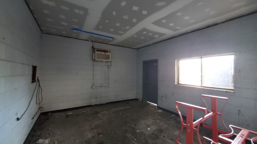 More Photos Of 4820 Rozzelles Ferry Rd, Charlotte Manufacturing For Lease