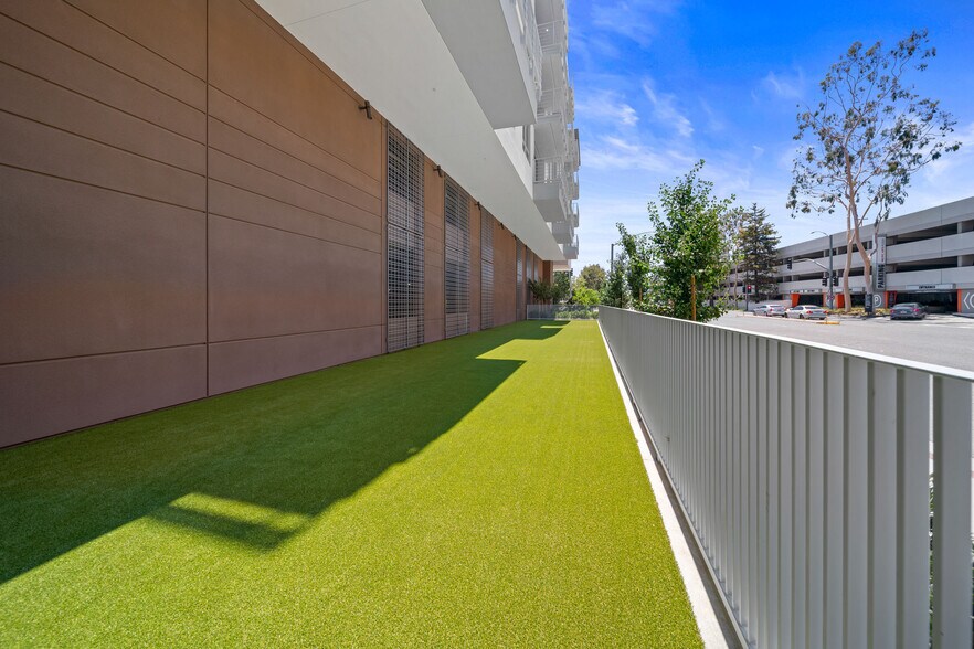 More Photos Of 585 Anton Blvd, Costa Mesa Apartments For Lease