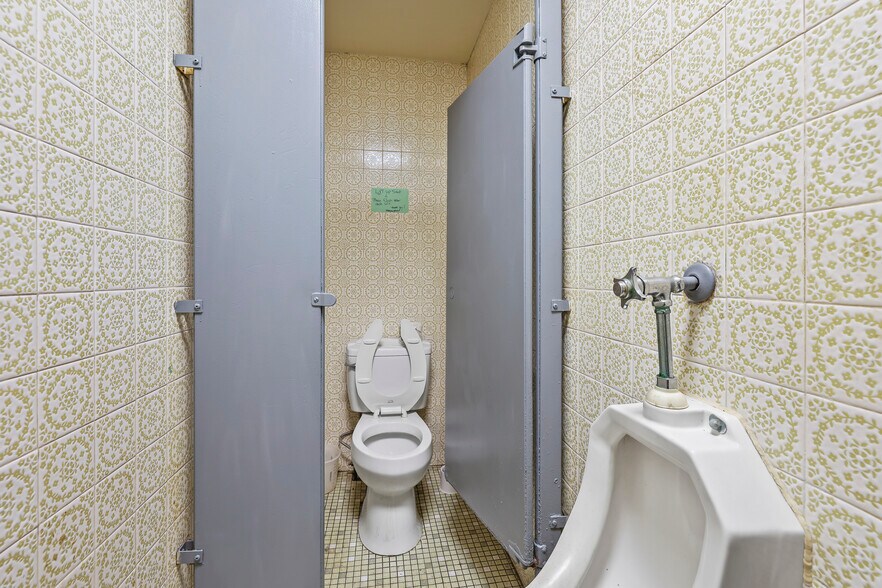 More Photos Of 1701 Pine Ave, Niagara Falls Restaurant For Sale