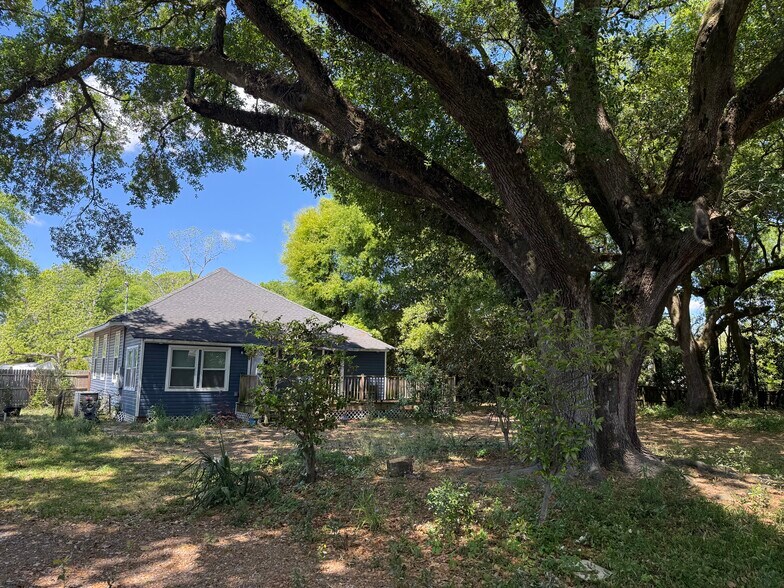 More Photos Of 1935 Cosgrove Ave, North Charleston Office For Sale