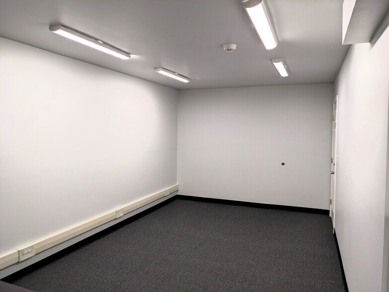 More Photos Of 105 Washington Blvd, Algona Office For Lease