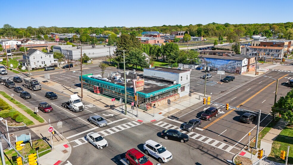 More Photos Of 631 High St, Burlington Freestanding For Sale