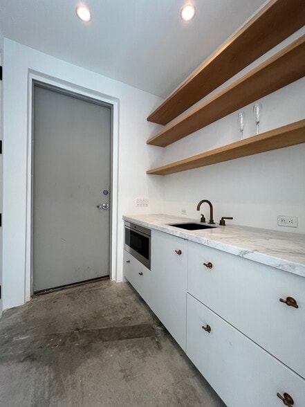 More Photos Of 1031 NW 21st St, Miami Warehouse For Sale