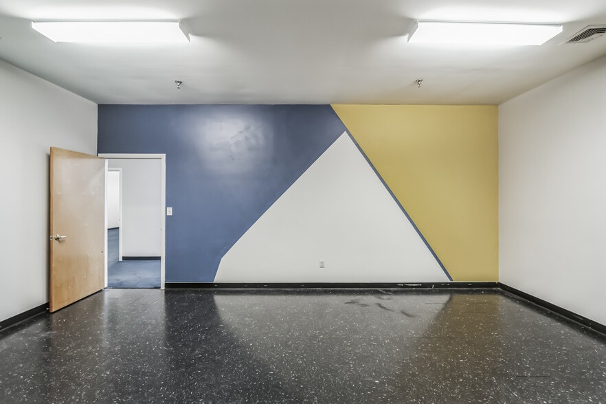 More Photos Of 600 Deer Rd, Cherry Hill Light Distribution For Sale