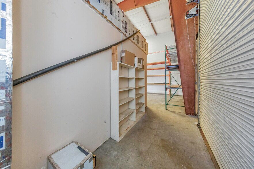 More Photos Of 565 Frederica Ln, Dunedin Warehouse For Lease