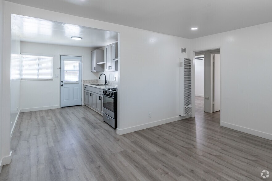 More Photos Of 870-899 S Philadelphia St, Anaheim Apartments For Sale