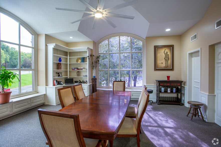 More Photos Of 4444 N Belleview Ave, Kansas City Unknown For Lease