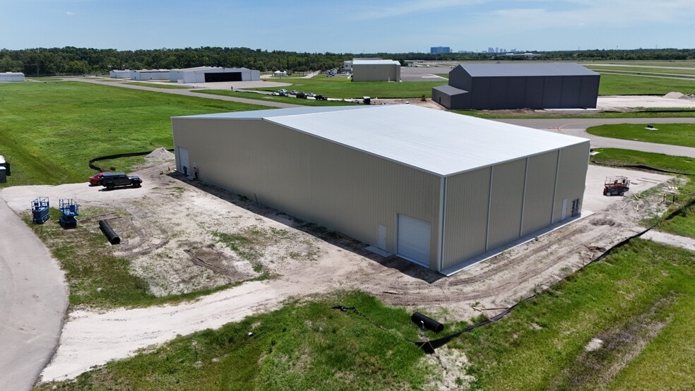 More Photos Of 6950 Tampa Executive Arpt Blvd, Tampa Airplane Hangar For Sale