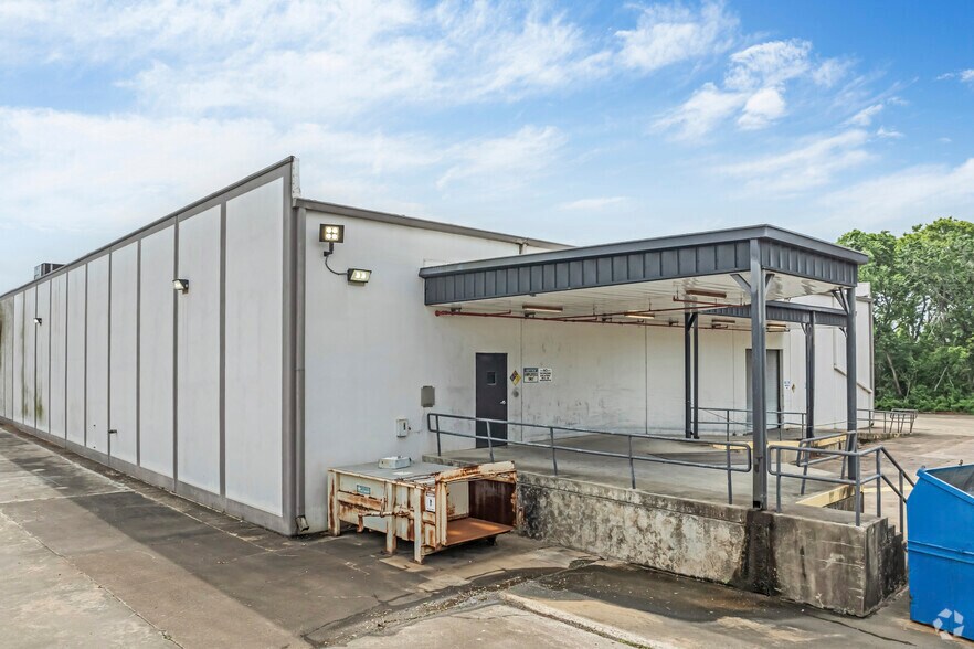 More Photos Of 720 S Main St, Clute Light Manufacturing For Sale