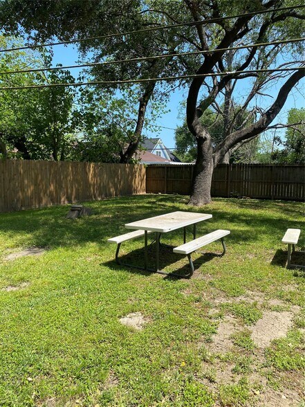 More Photos Of 1407 Blackburn Dr, Pasadena Office For Sale