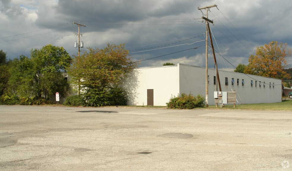 More Photos Of 105 C St, Kenova Warehouse For Lease