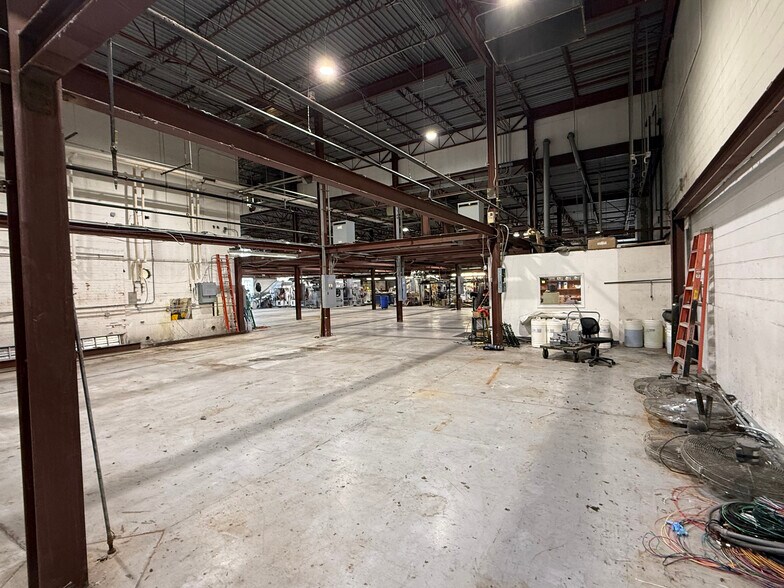 More Photos Of 2016 Madison Rd, Cincinnati Storefront Retail Office For Lease