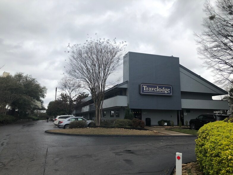 More Photos Of 2471 Old National Pky, College Park Hotel For Sale