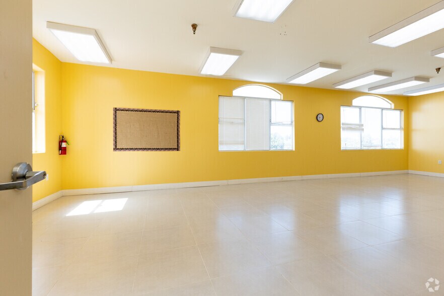 More Photos Of 1518 S Robertson Blvd, Los Angeles Schools For Lease