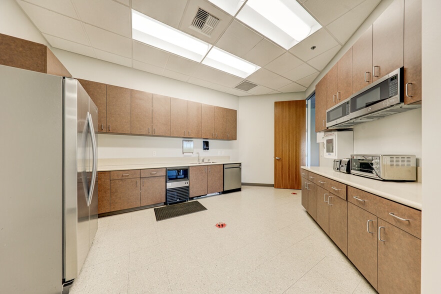 More Photos Of 11117 River Run Blvd, Bakersfield Office For Lease