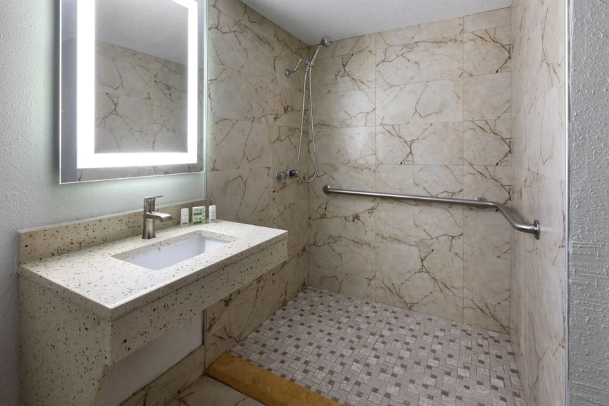 More Photos Of 2537 Rochester Ct, Troy Hotel For Sale