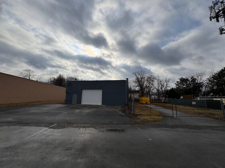 More Photos Of 19 Silver St, Rochester Distribution For Sale