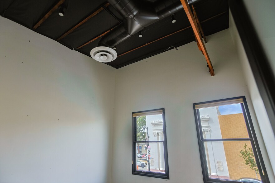 More Photos Of 10 Plaza Sq, Orange Storefront Retail Office For Lease