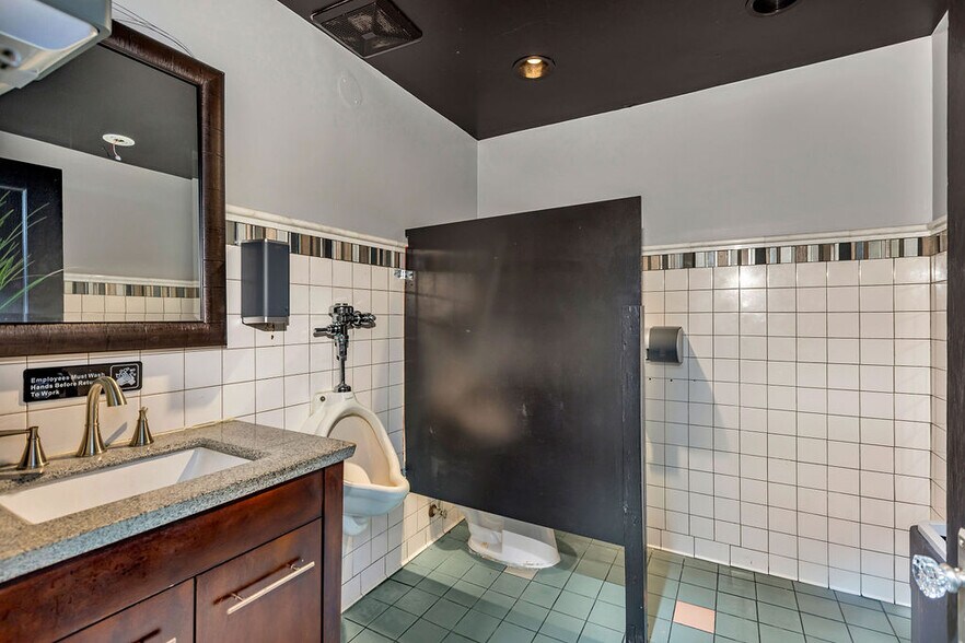 More Photos Of 4034 Hamilton Ave, Cincinnati Storefront Retail Office For Sale