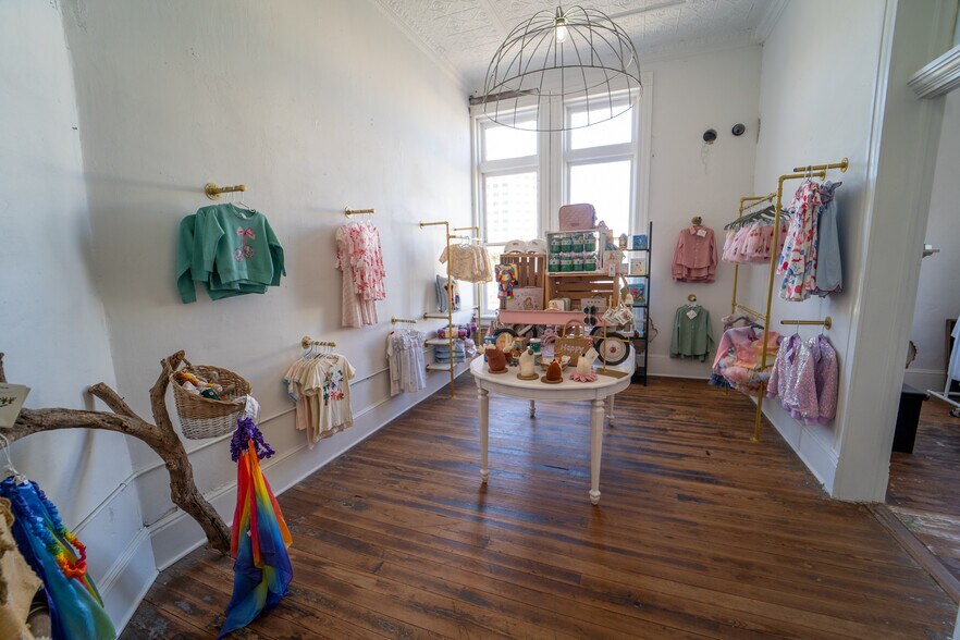 More Photos Of 102 S Main St, Victoria Storefront For Sale