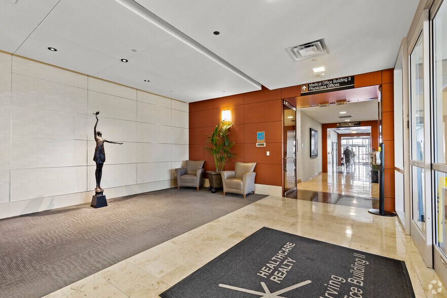 More Photos Of 2021 N MacArthur Blvd, Irving Medical For Lease