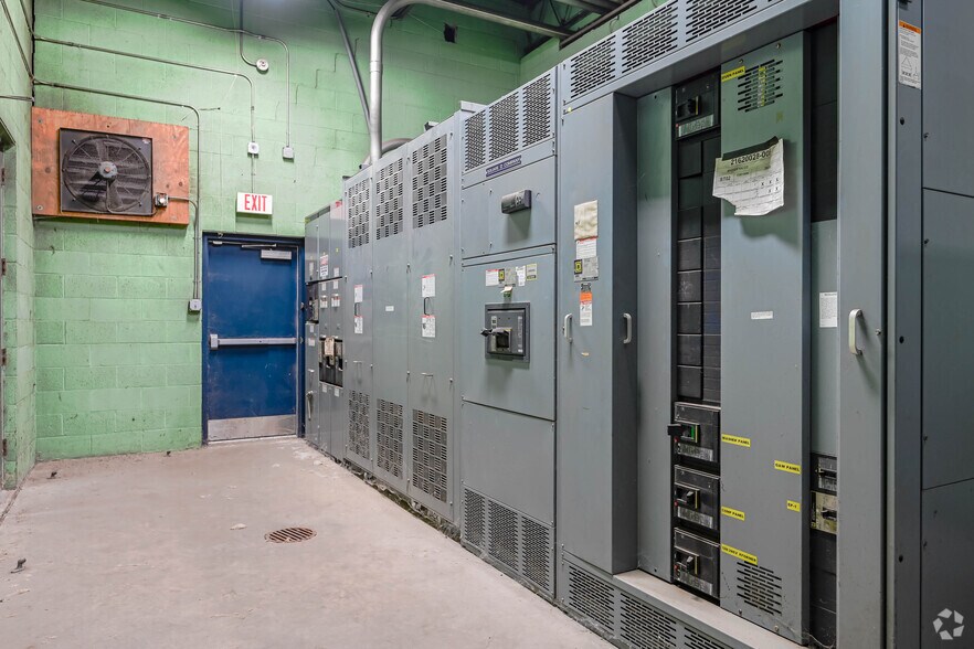 More Photos Of 1000 N South Rd, Scranton Warehouse For Lease