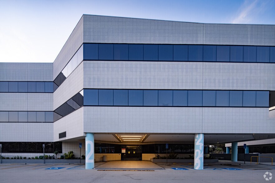 More Photos Of 6345 Balboa Blvd, Encino Unknown For Lease