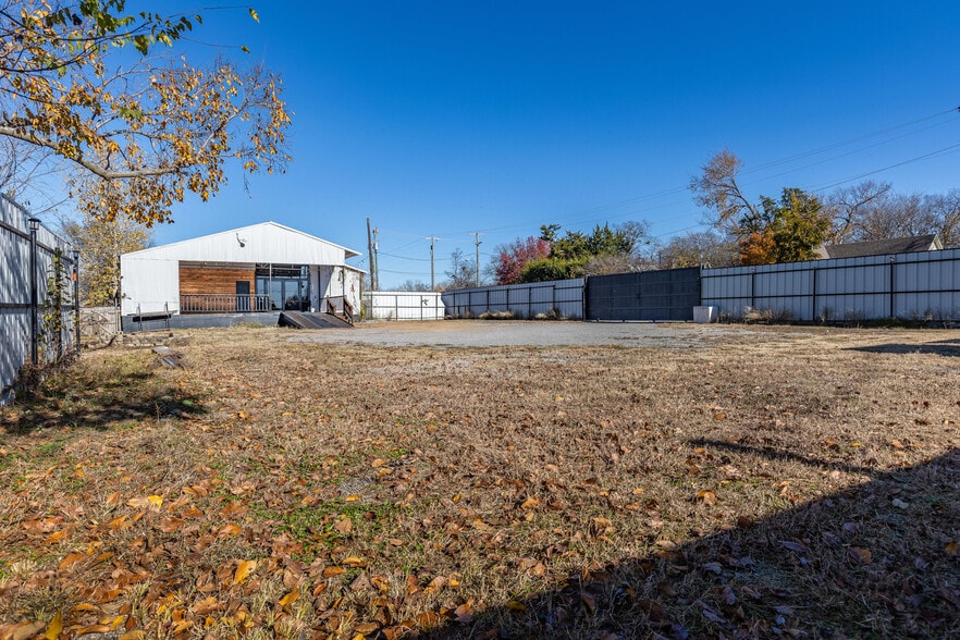 More Photos Of 1024 S First St, Sherman Warehouse For Lease