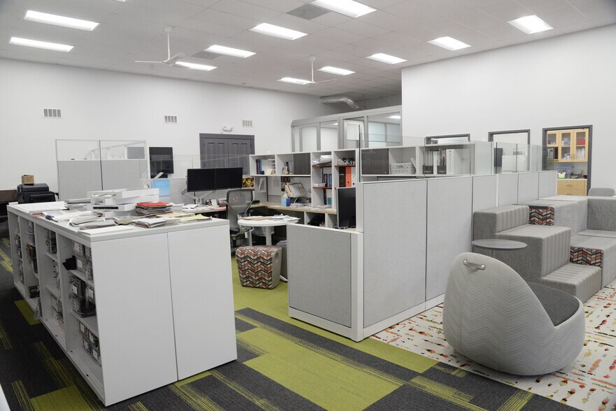 More Photos Of 830 Wilson Dr, Ridgeland Showroom For Lease