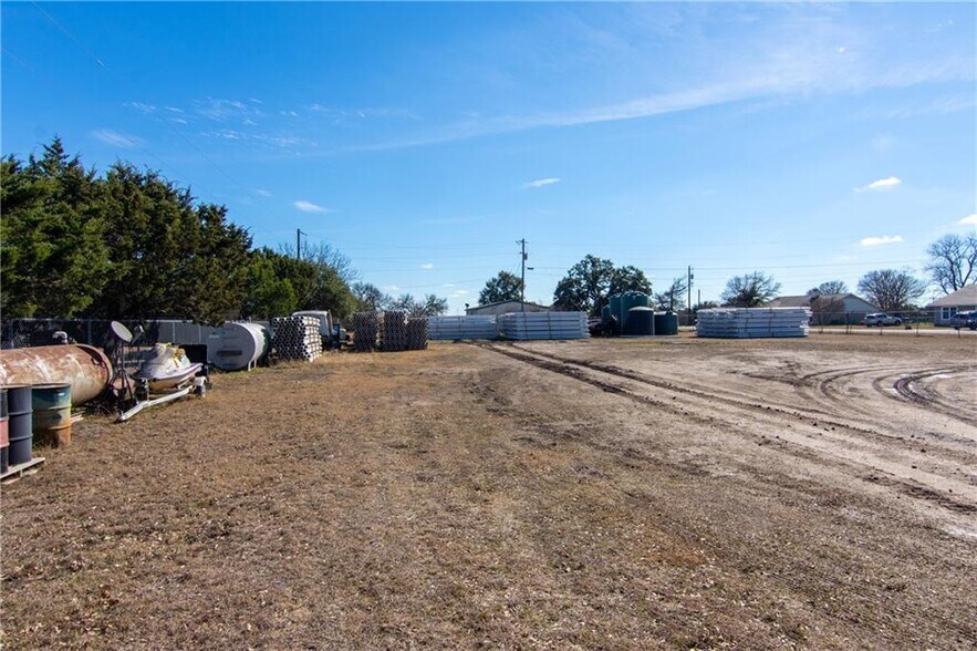 More Photos Of 500 Southland Dr, Burnet Flex For Lease