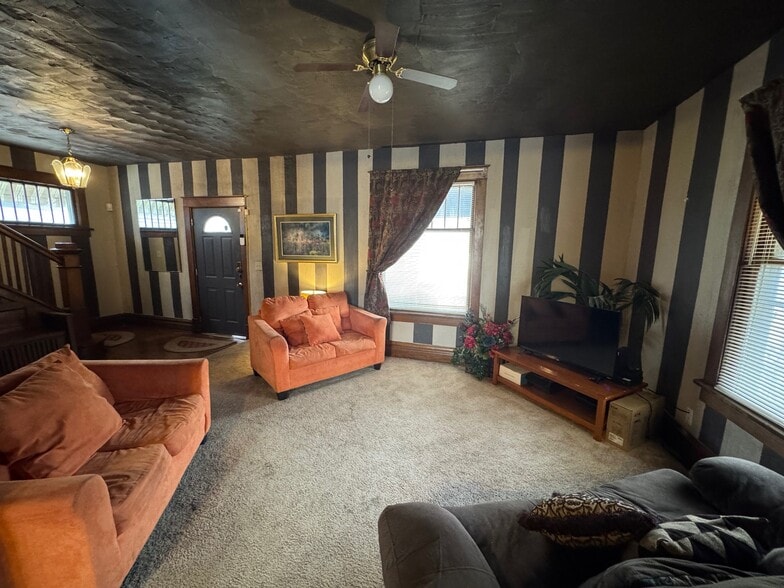 More Photos Of 1009 SW Huntoon St, Topeka Specialty For Sale