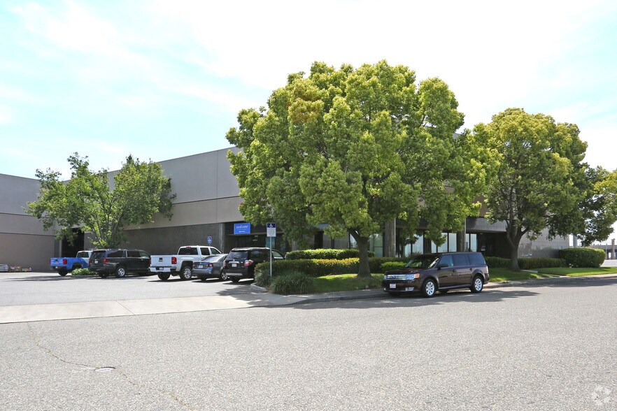 More Photos Of 4813 Greenleaf Ct, Modesto Showroom For Lease