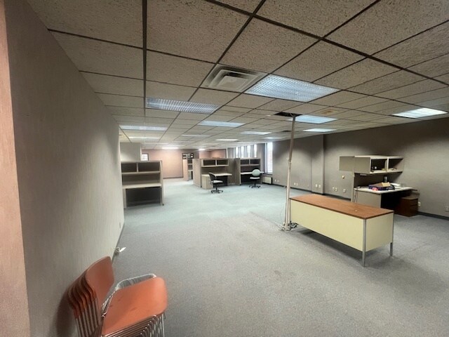 More Photos Of 660 N University Blvd, Middletown Office For Sale