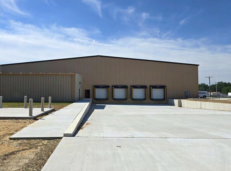 More Photos Of 701-703 Industrial Dr, Middletown Manufacturing For Lease