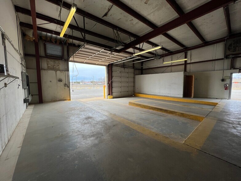 More Photos Of 1416 Twin Oaks St, Wichita Falls Warehouse For Lease