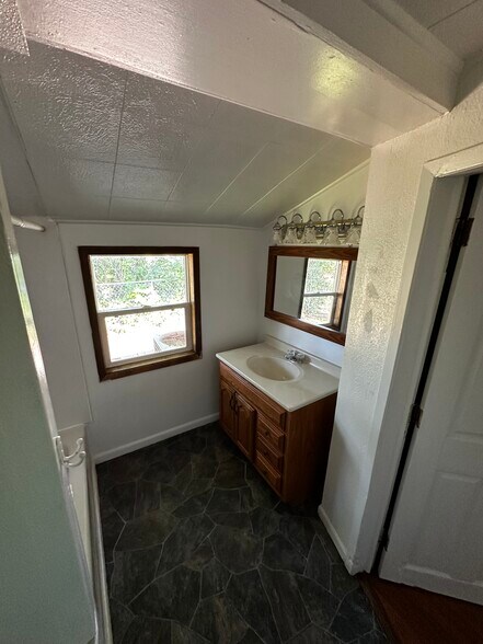 More Photos Of 1355 3rd Ave, Marion Multifamily For Sale