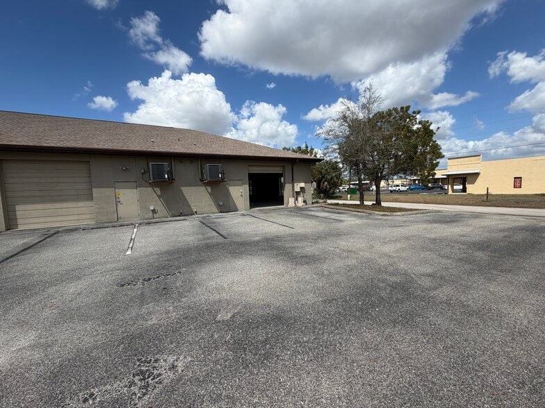 More Photos Of 5260 Duncan Rd, Punta Gorda Showroom For Lease