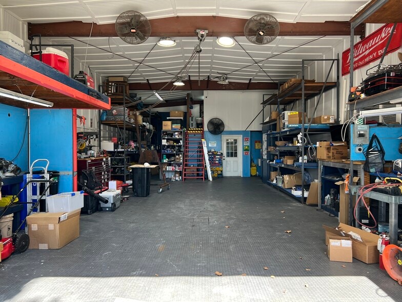 More Photos Of 4765 Spring Ave, Clearwater Manufacturing For Lease