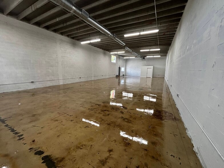 More Photos Of 5700 NE 4th Ave, Miami Warehouse For Lease