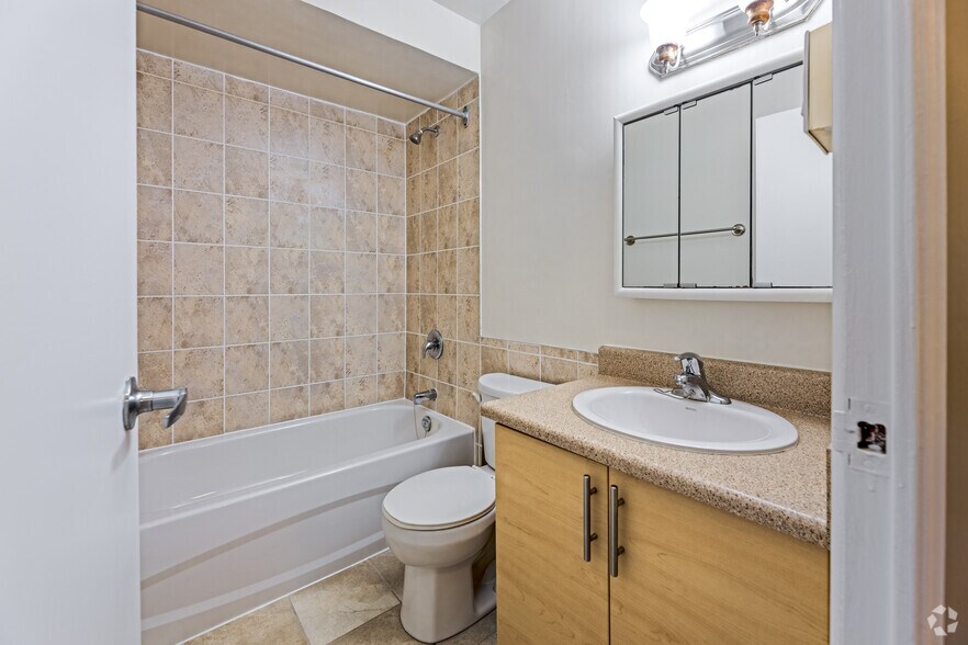 More Photos Of 345 Lakeshore Rd W, Mississauga Apartments For Lease