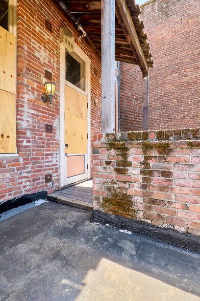 More Photos Of 910 2nd St, Sacramento Bar For Sale