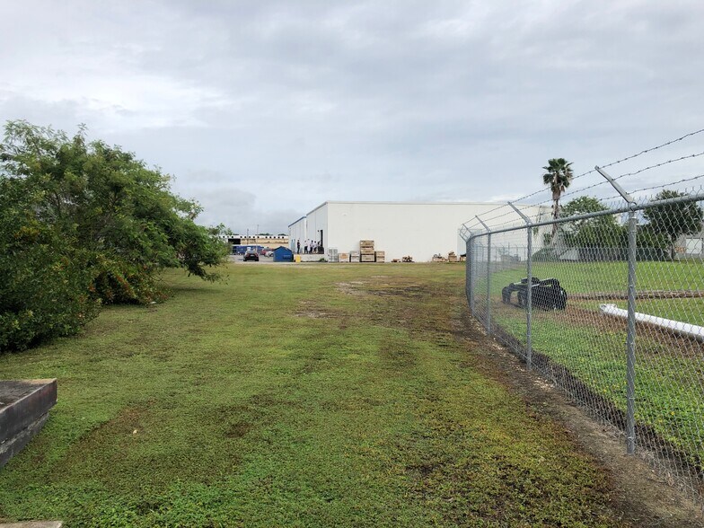 More Photos Of 3244-3250 44th Ave N, Saint Petersburg Manufacturing For Lease