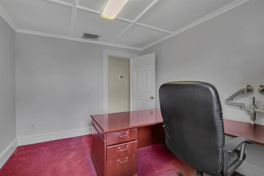 More Photos Of 36 School St, Glastonbury Office For Sale