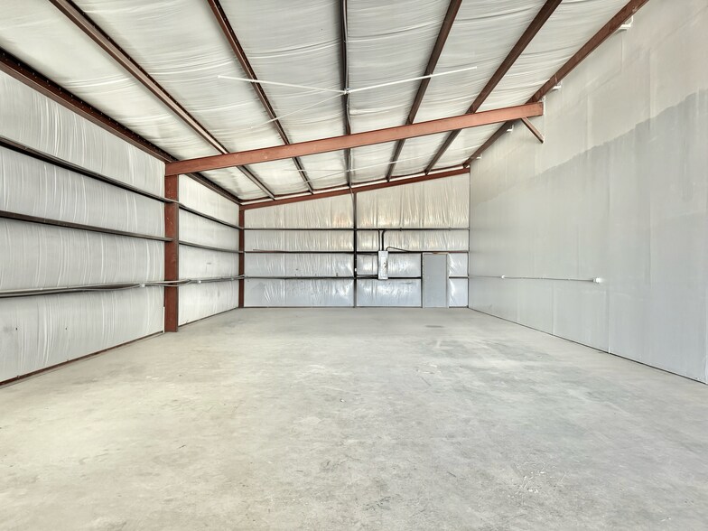 More Photos Of 490 County Road 117, Round Rock Light Manufacturing For Lease