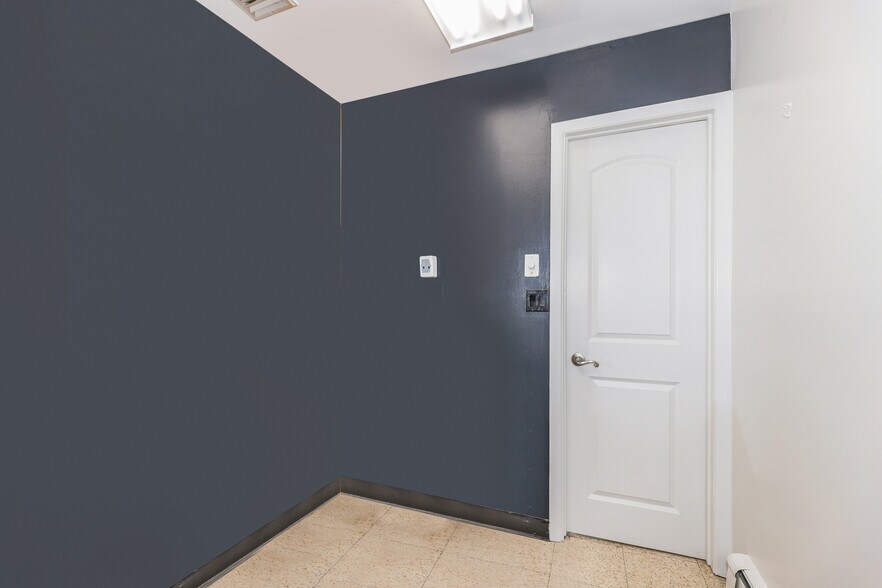 More Photos Of 2132 Central Park Ave, Yonkers Freestanding For Sale